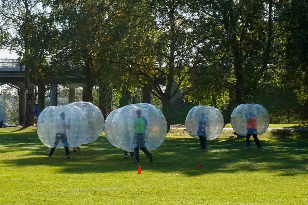 Urto con le bolle di sapone. Gioco di squadra all'aperto. Divertimento per gli adolescenti
