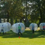 Urto con le bolle di sapone. Gioco di squadra all'aperto. Divertimento per gli adolescenti