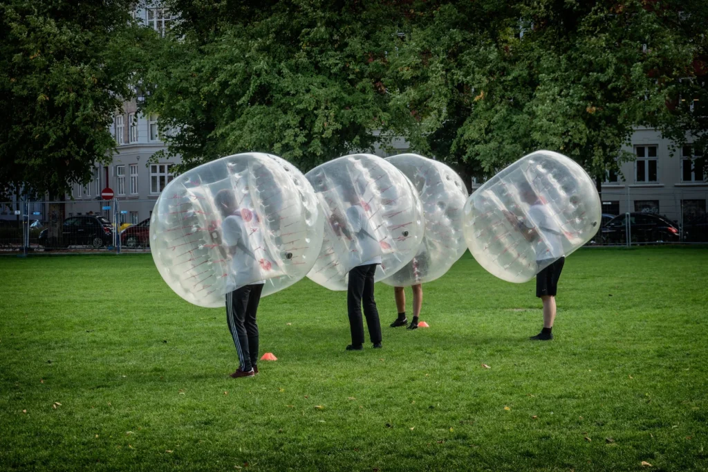 Calcio a 5 su un campo verde