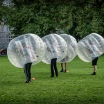 Calcio a 5 su un campo verde
