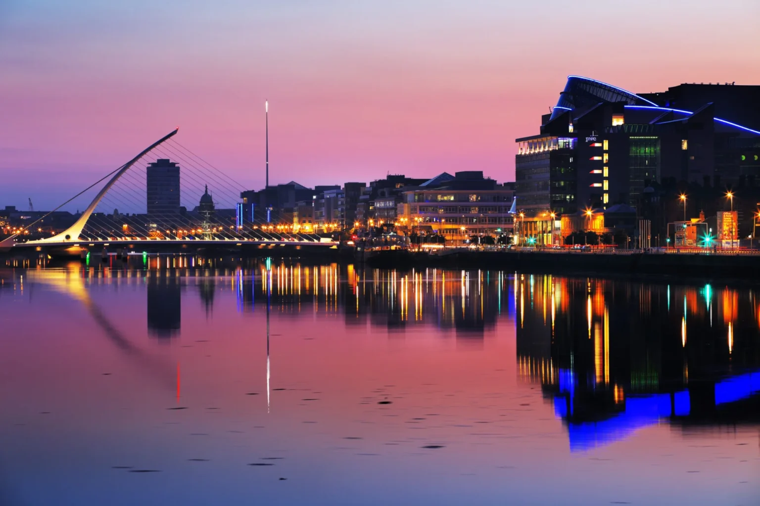Dublino al tramonto sul fiume Liffey