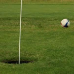 ein modernes, einfaches Gentleman-Ballspiel auf dem Golfplatz namens Footgolf