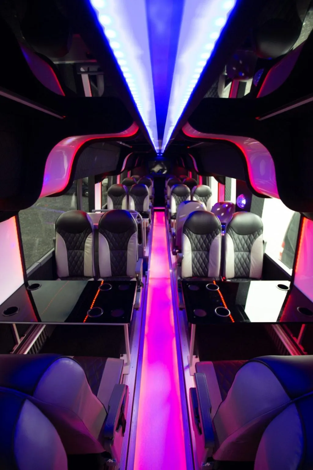 Un party bus per un grande gruppo di addio al celibato a Dublino