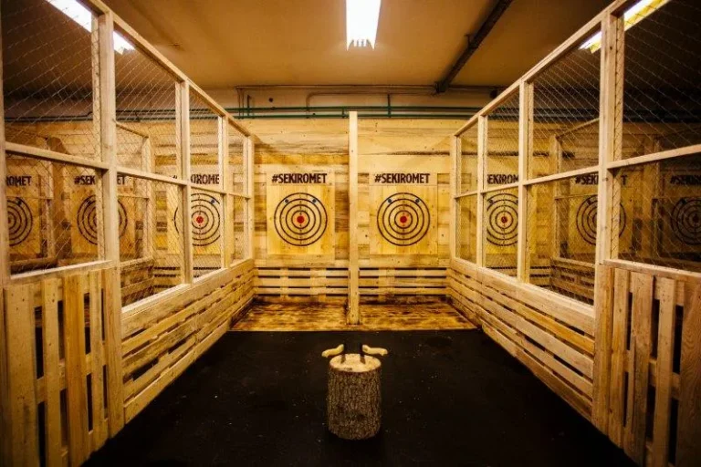Axe hitting the target at an axe throwing game