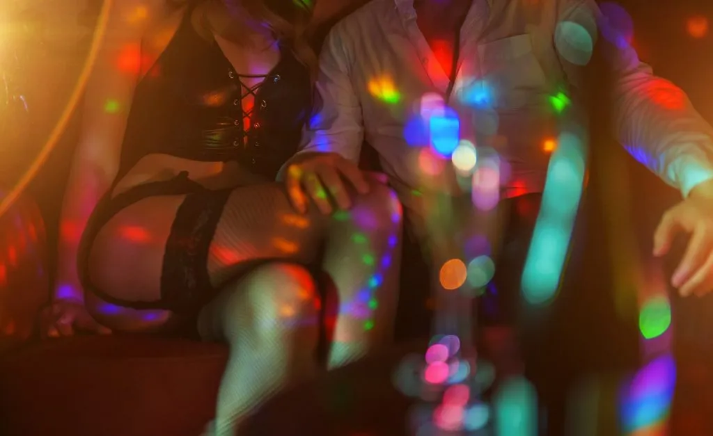 Homme et danseuse dans un club de strip-tease.