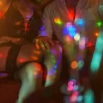 Homme et danseuse dans un club de strip-tease.
