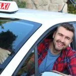 Chauffeur de taxi souriant au travail