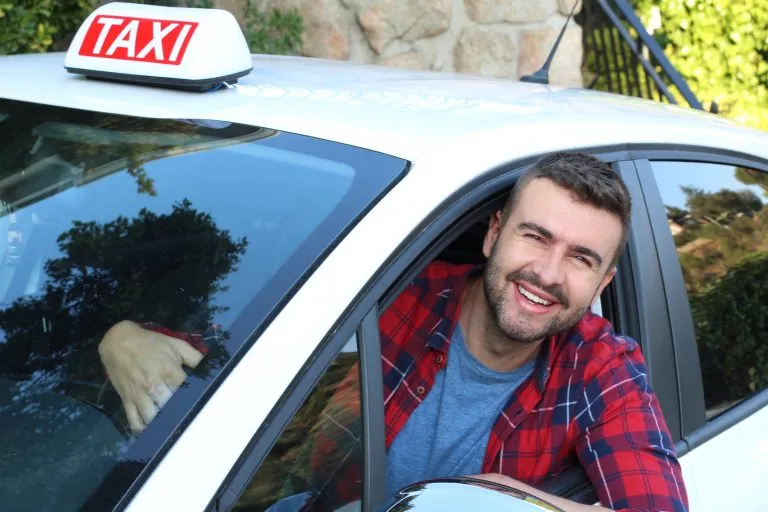 Chauffeur de taxi souriant au travail